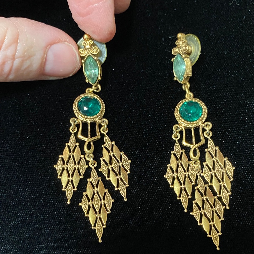 Vintage long Elegant Gold and Green crystal Dangle pierced Earrings - Picture 11 of 11